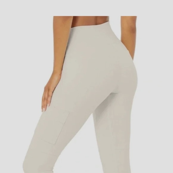 Alo yoga high waisted cream cargo leggings - Picture 3 of 13